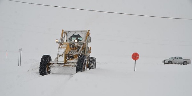 Dou Anadolu'da 166 ky ve mahalle yoluna kar engeli
