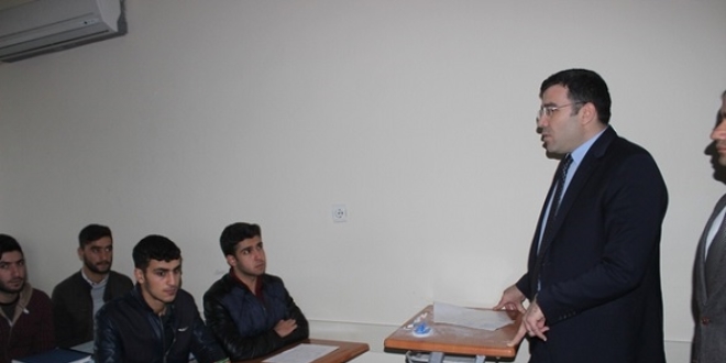 Üniversiteye hazırlanan öğrencilere ücretsiz 7 bin kaynak kitap