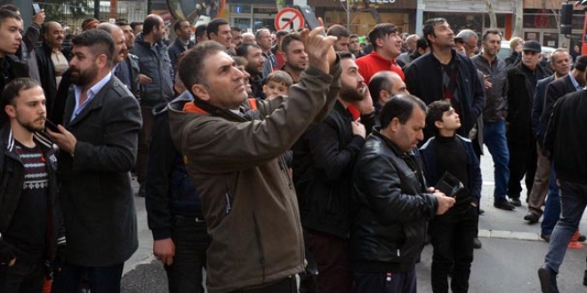 İntihar girişimini izlerken canlı yayın yaptılar