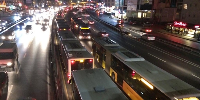 İstanbul'da metrobüs arızası seferleri aksattı