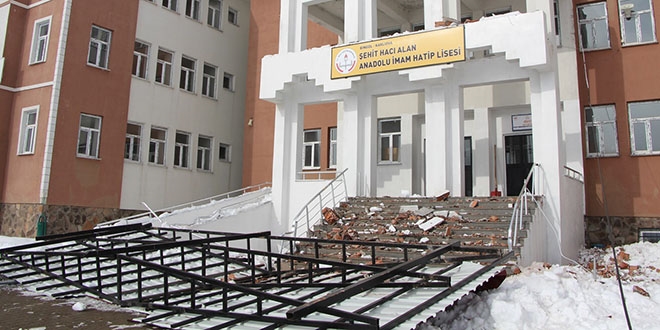Okulun sundurması biriken kar nedeniyle çöktü