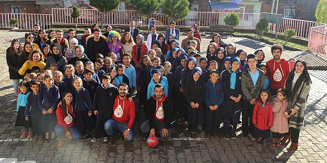 Üniversiteliler köy okullarına 'neşe' götürüyor