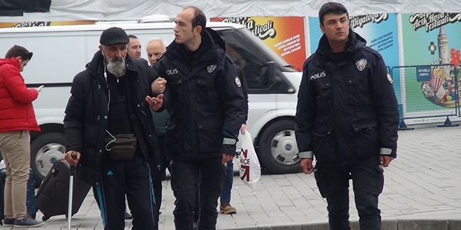 Türk Polisi ve askerinden örnek davranış