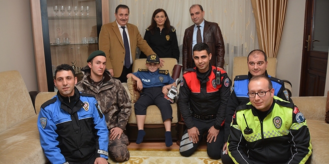 Kas hastası minik Miraç'a polis amcalarından ziyaret