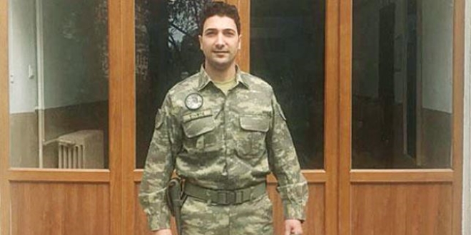 Kumpasla atılan asker, üniformasını giydi