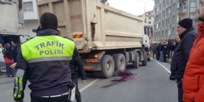 Trafiğe kapalı yolda hafriyat kamyonu dehşeti: Anne ile kızı öldü