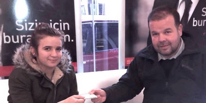 ATM'de unuttuğu parayı kendisine getiren öğrenciye verdi
