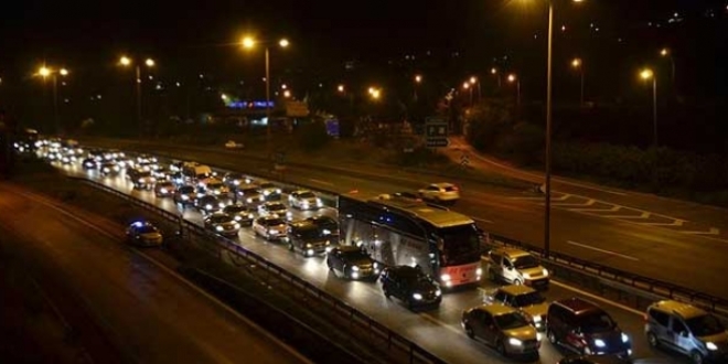 İstanbul E-5'te trafik yoğunluğu yüzde 80'lere ulaştı