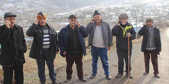 İletişim kurmak için 1.5 kilometre yürümek zorundalar