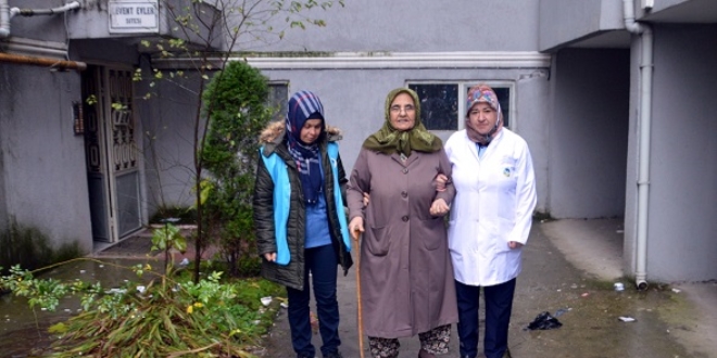 Eşinin mezarına öğrenciler götürdü