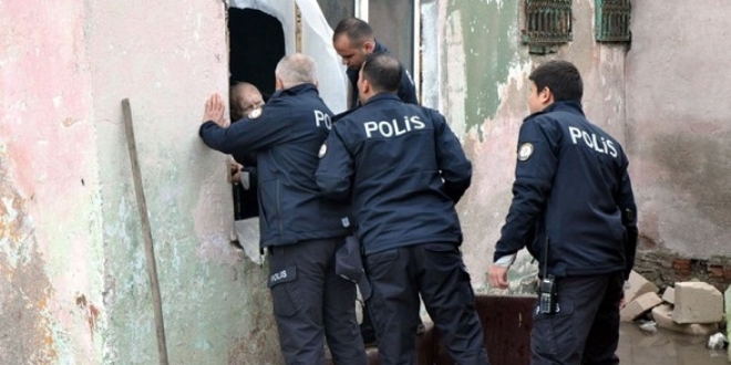 Polis yaşlı adamı bir türlü ikna edemedi! En sonunda...