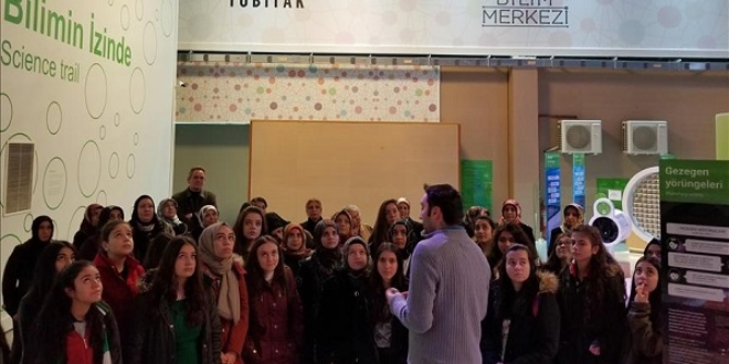 Anneler kızlarıyla Bilim Merkezi'nde