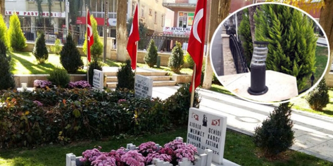 Şehitlikteki aydınlatma lambalarını kırdılar