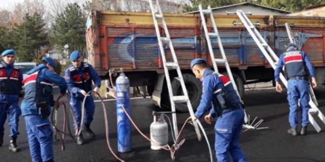 Elektrik direğini çalarken yakalandılar
