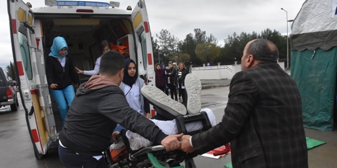 Tatbikatta 'yaralıyı' sedyeden düşürdüler