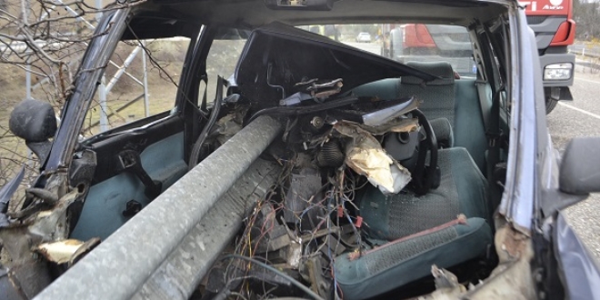 Bariyere saplanan bu otomobilden sağ çıktı