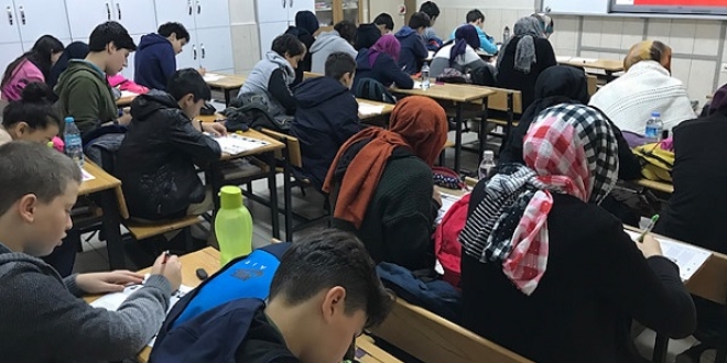 Bir ortaokul, 'Öğretmensiz ve gözetmensiz' sınavı uygulamaya geçirdi