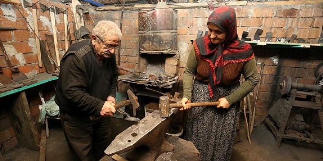Demirci eşine 48 yıldır çıraklık yapıyor