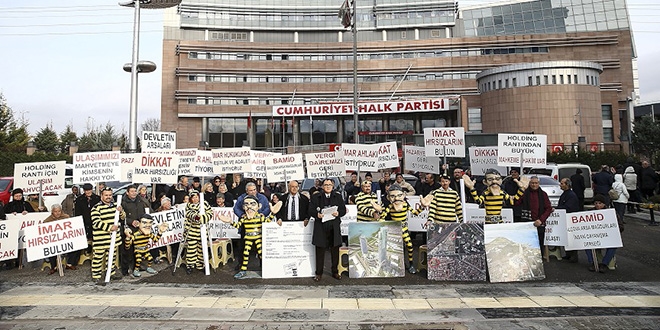 CHP önünde 'Dalton Kardeşler' kıyafetleriyle eylem