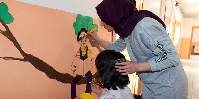 El ele verdiler köy okulunu renklendirdiler
