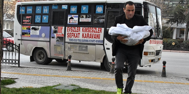 Köpek ölülerini kefenleyip belediye binası önüne getirdi