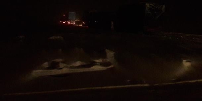 Aşırı kar ve buzlanma nedeniyle iki tırın makas attığı yol trafiğe kapandı