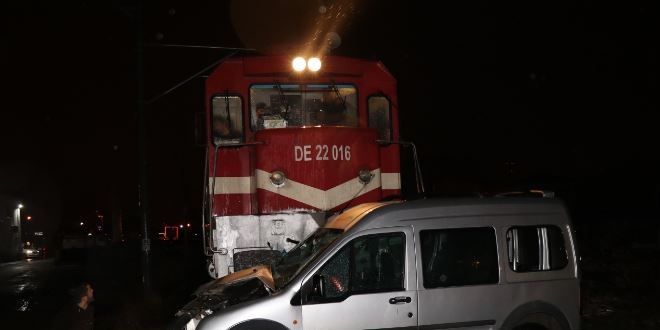 Yük treni hafif ticari araca çarptı: 1 ölü, 1 yaralı