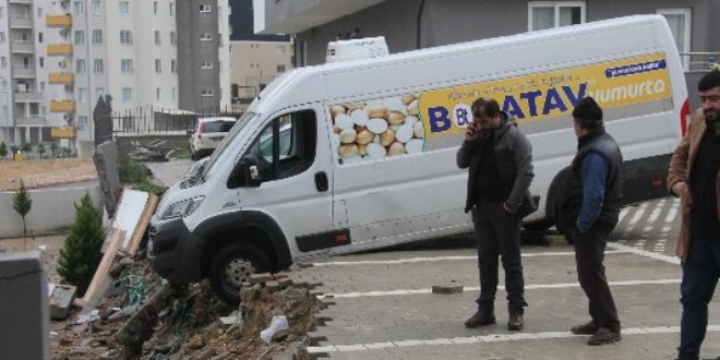 İstinat duvarı çöktü, minibüs askıda kaldı