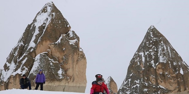 Turistler Kapadokya'da karın keyfini çıkardı