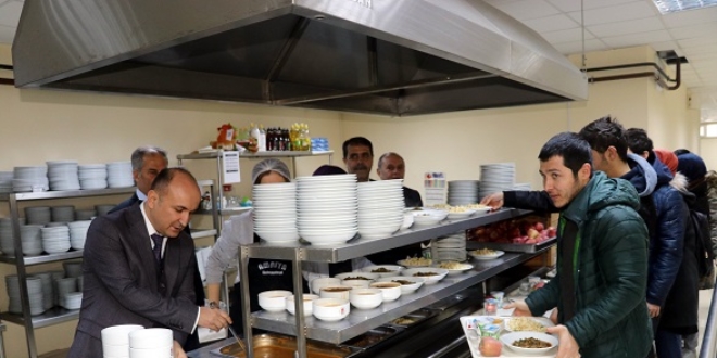 Rektörden öğrencilere yemek jesti