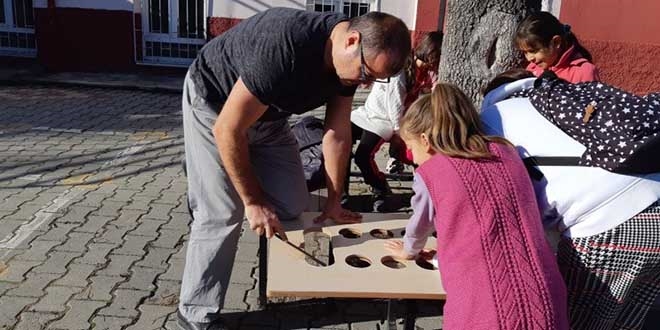 Öğretmen, atıl malzemelerden oyun masası yaptı
