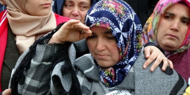 Şehit annesi oğlunu asker selamıyla uğurladı