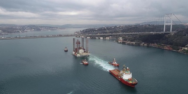 Dev petrol arama platformu, İstanbul Boğazı'ndan geçti