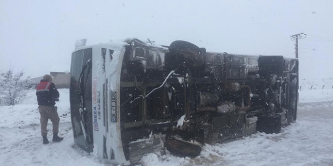Elazığ'da işçi servisi devrildi: 16 yaralı
