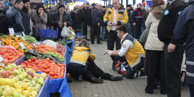 Pazarda alveri yaparken vurulan kadn hastanede ld