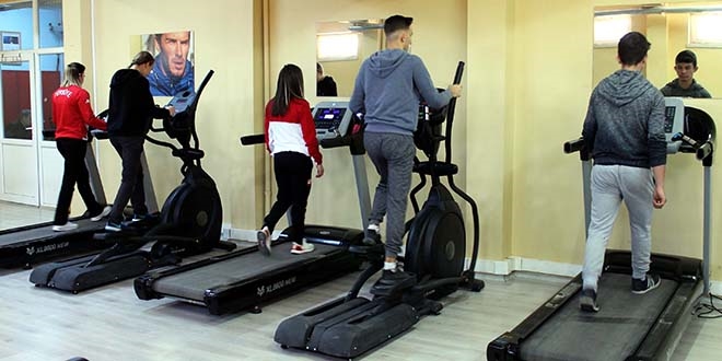 renciler okulun fitness salonunda zayflyor