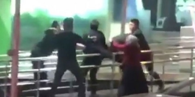 ATM sırasında yumruklu kavga!