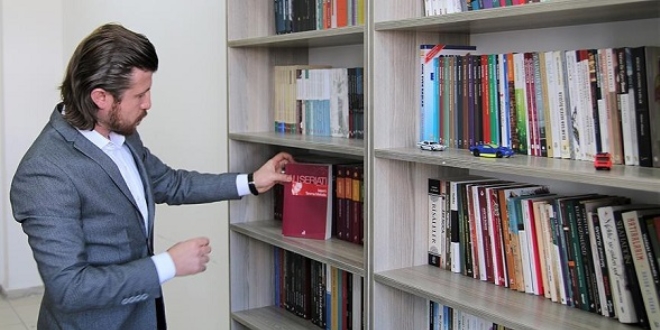 Şeker ve güzel kokuyla kitap sevgisi aşılıyor