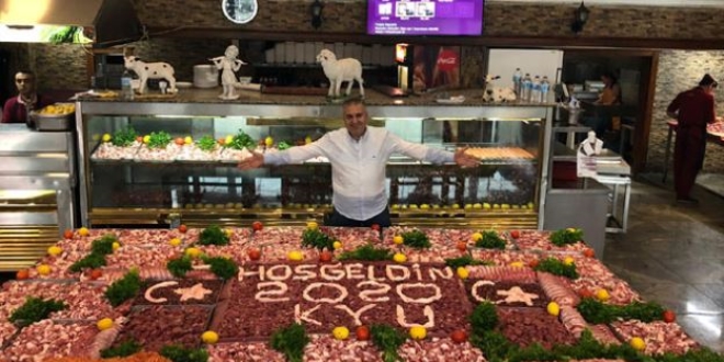 Adanalı kebapçıdan 1,5 ton et ile '2020' süslemesi