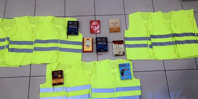 DEAŞ operasyonunda sarı yelekler bulundu