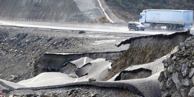 Anamur'da yol çöktü