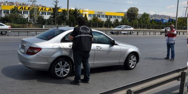 Yol kontrolü yapan polisler şaşkına döndü!