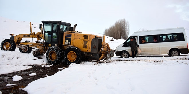 Karda mahsur kalan öğrenciler 5 saatte kurtarıldı