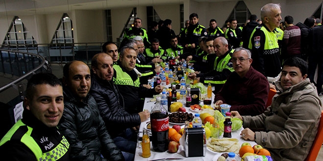Trafik polisleri çiğ köfte partisiyle yeni yılı kutladı