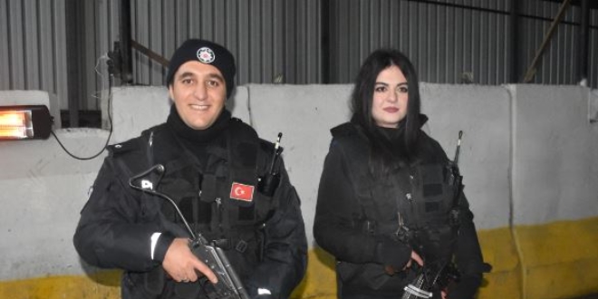 Komiser yardımcısı çift, yeni yılı güvenlik noktasında karşıladı
