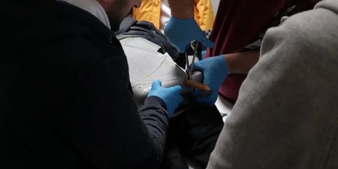 Leğenle kayan çocuğun kalçasına dal parçası saplandı