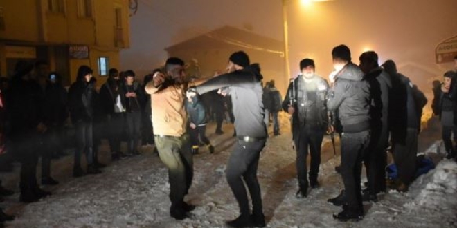 Polis, zırhlı araçtan Kürtçe şarkı çaldı gençler oynadı