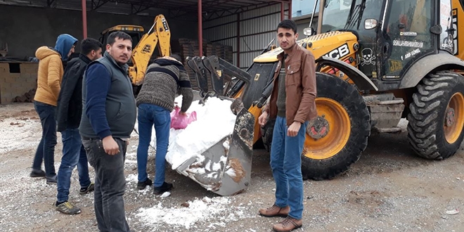 8 yıldır kar yağmayan köye kepçe ile kar taşıdı