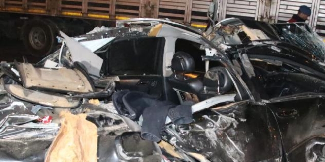 Lüks otomobil park halindeki tıra çarptı; 1 ölü 2 yaralı