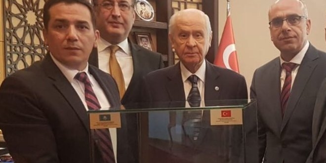 Bahçeli'ye 'doldurulmuş kurt kafası' hediyesi